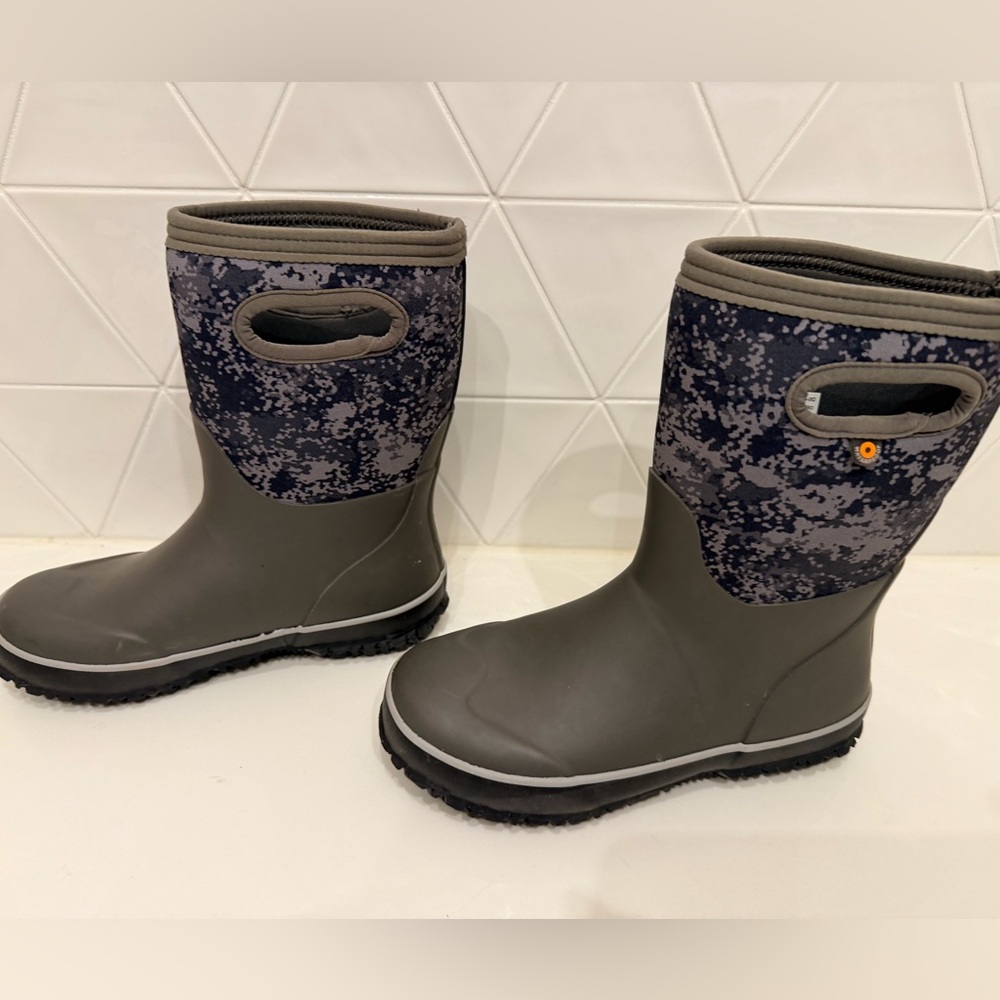 Bogs Kids Grasp Mid Camo‎ Waterproof Rain Boots Youth 4 Gray EUC